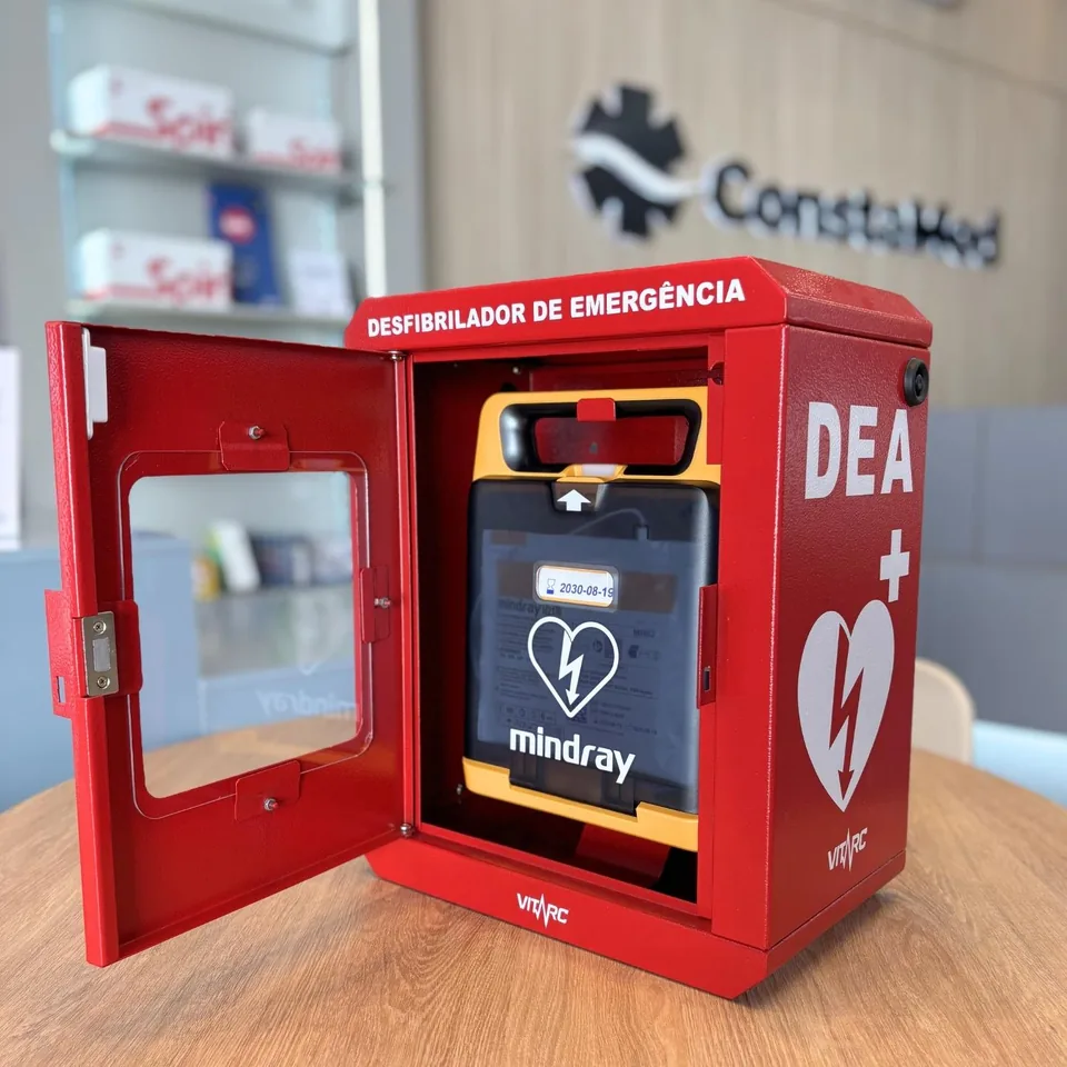 DEA Mindray BeneHeart C2 em gabinete vermelho aberto, no ambiente da ConstaMed.
